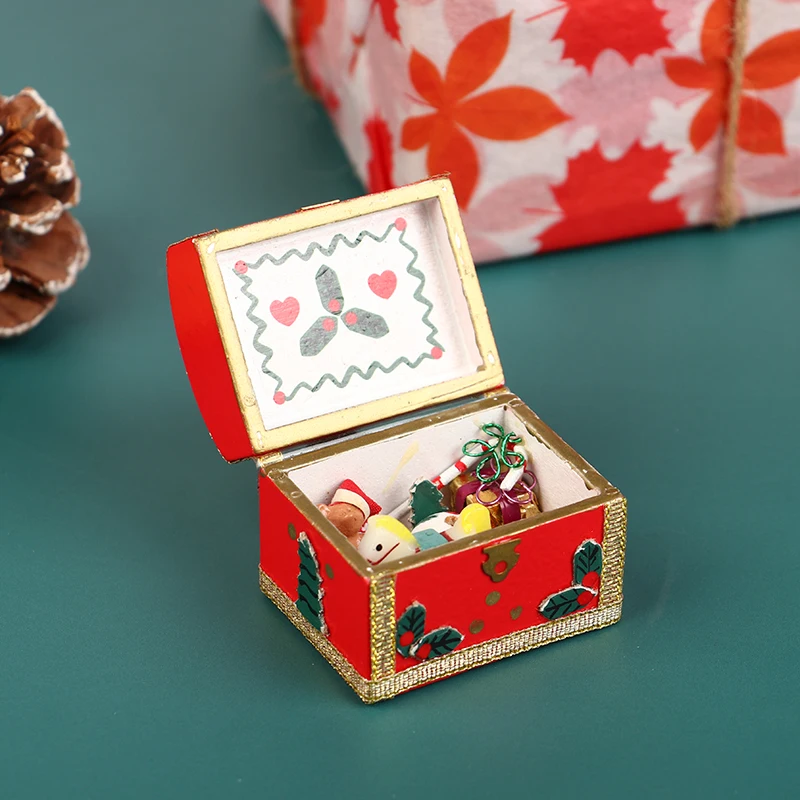 1:12 בית בובות מיניאטורי צעצוע החזה קופסא של חג המולד תפאורה לשאת מקל הליכה סוס נדנדה בל דגם בית הבובות עיצוב אביזרים . ' - ' . 0