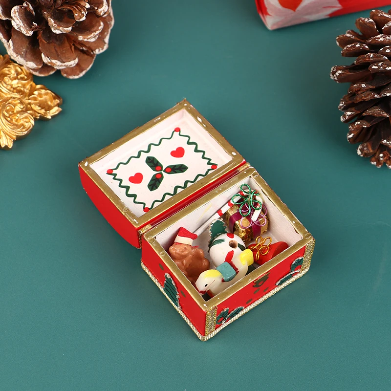 1:12 בית בובות מיניאטורי צעצוע החזה קופסא של חג המולד תפאורה לשאת מקל הליכה סוס נדנדה בל דגם בית הבובות עיצוב אביזרים . ' - ' . 3
