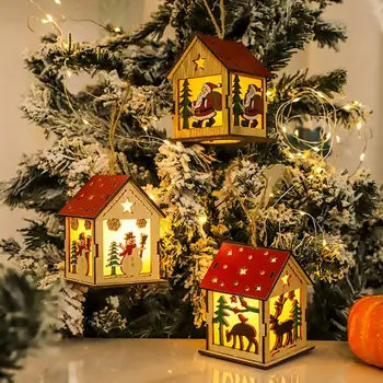 מואר כפר חג המולד זוהרים בית עץ תליון Hangable מיני עץ חג המולד שלג צבאים קישוטים קישוטים לחג המולד