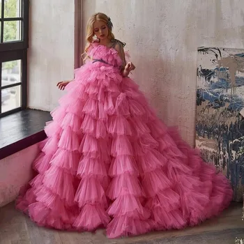 פוקסיה יוקרה נוצה סלבריטאים שמלות 2023 כדור שמלת סטרפלס מדהימה על השטיח האדום בשמלה טקס הענקת הפרס צד שמלות עם אבנט